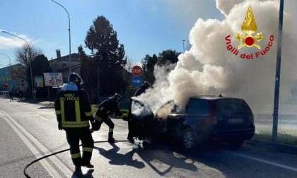 Le foto dell'auto "affumicata" a Rubano: miracolato il conducente