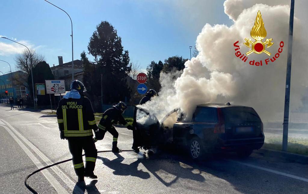 Le foto dell'auto "affumicata" a Rubano: miracolato il conducente