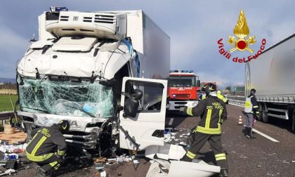 Le impressionanti foto del maxi tamponamento in A4: traffico in tilt