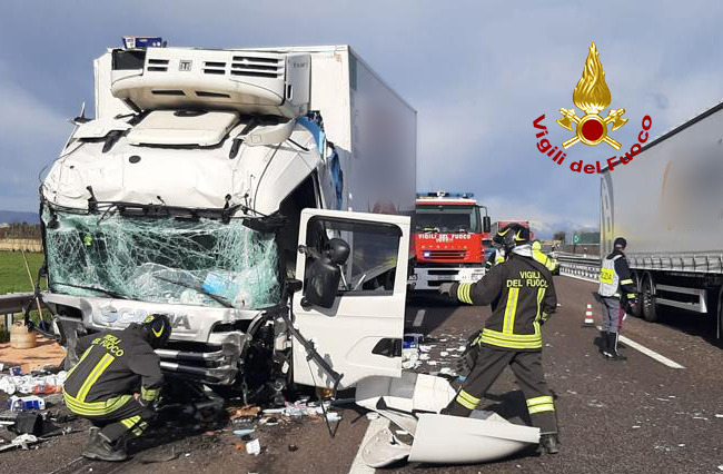 Le impressionanti foto del maxi tamponamento in A4: traffico in tilt