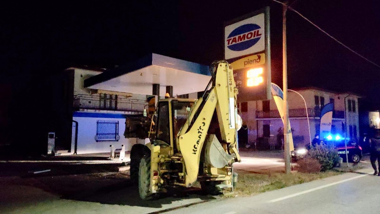 La banda della ruspa colpisce ancora: devastata l’area di servizio Tamoil a Villa Estense