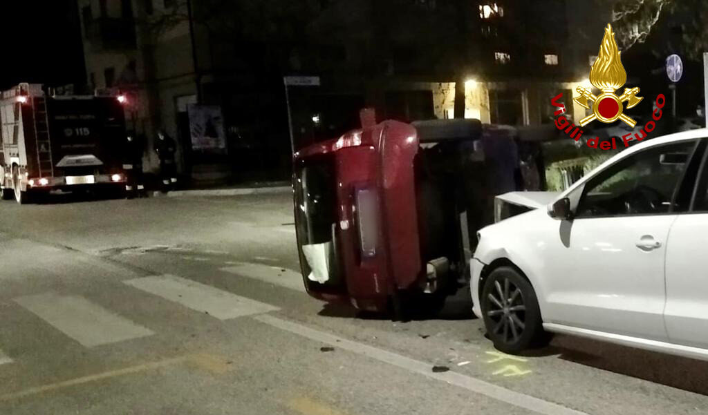 Auto rovesciata su un fianco dopo l’incidente: un ferito al Pronto soccorso