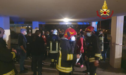 Paura in zona Mortise, le foto dell'incendio che ha costretto oltre 30 persone all'evacuazione