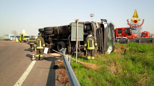 Padova ovest, le foto del camion in avaria rovesciato sulla bretella d'accesso dell'autostrada
