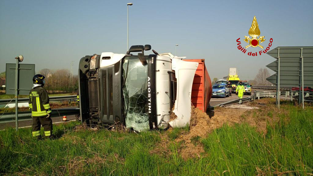 Padova ovest, le foto del camion in avaria rovesciato sulla bretella d’accesso dell’autostrada