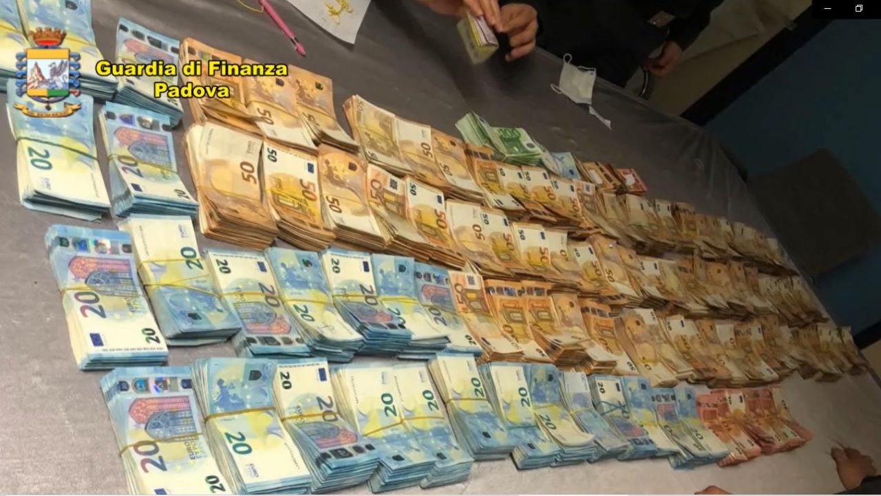 Fasce elastiche addominali per nascondere “rotoli” di banconote: nei guai 50enne cinese