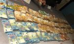 Fasce elastiche addominali per nascondere "rotoli" di banconote: nei guai 50enne cinese
