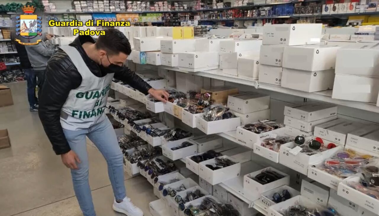 Maxi sequestro di prodotti con marchio “CE” contraffatto: occhiali da sole, mascherine e materiale hi-tech