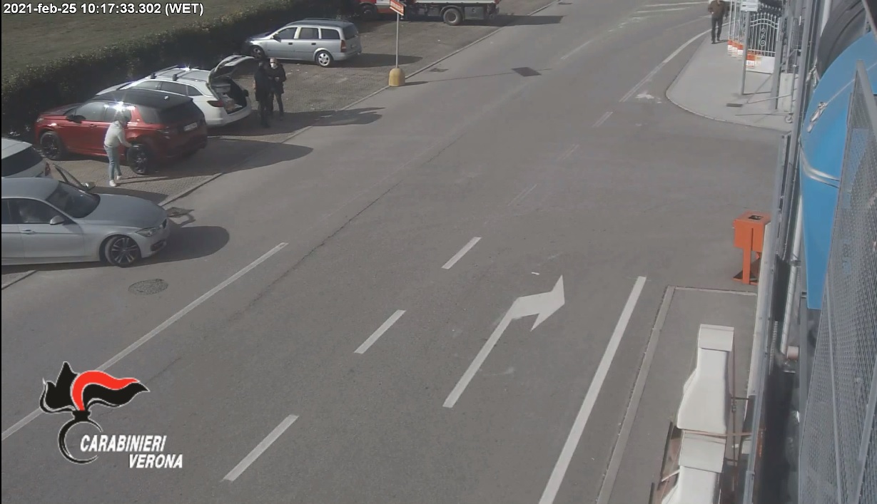 Il video del nomade padovano che bucava le gomme per distrarre le vittime e derubarle