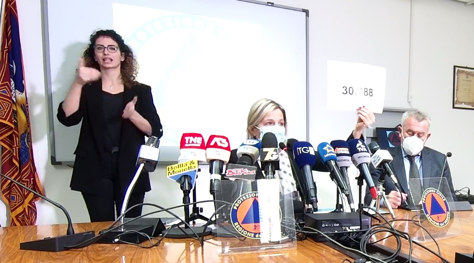 Riaperti reparti Covid e nuove terapie intensive, scuole: chiuso un altro distretto