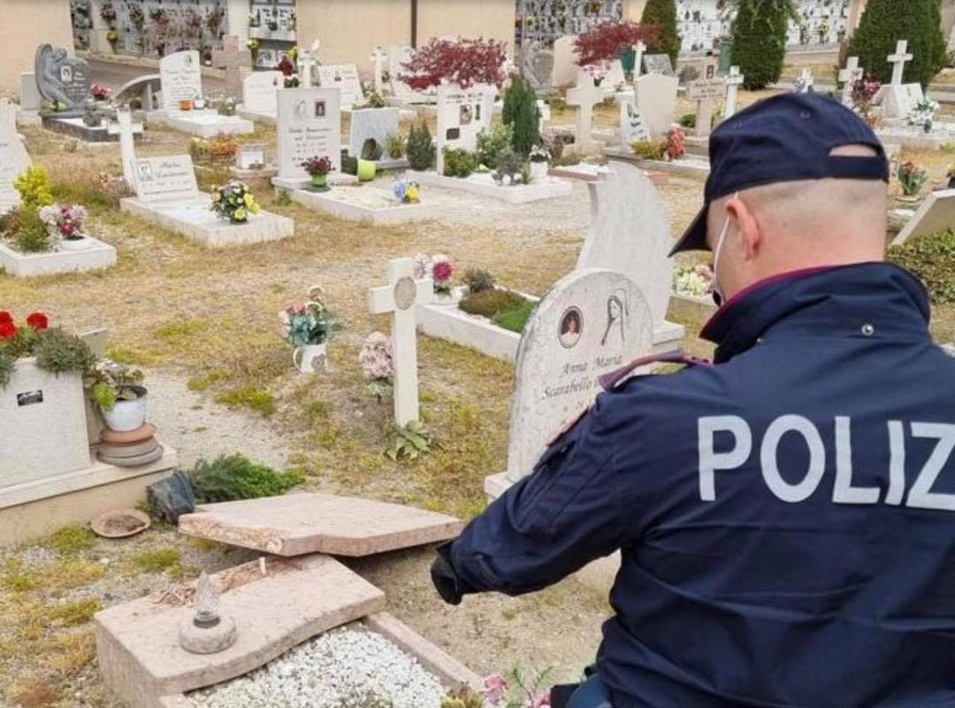 Raid vandalico al cimitero dell’Arcella a Padova