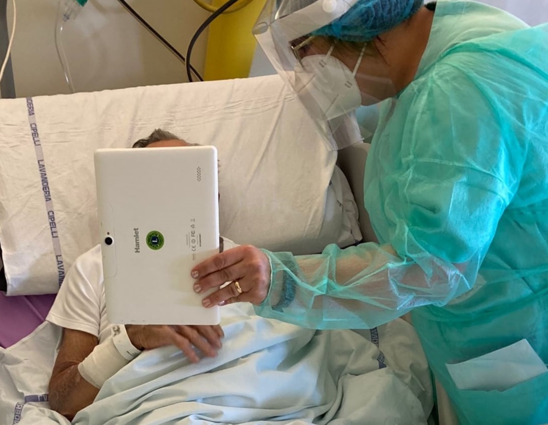 Pasqua Covid, grazie ai Lions i pazienti anziani parlano con i parenti tramite un tablet