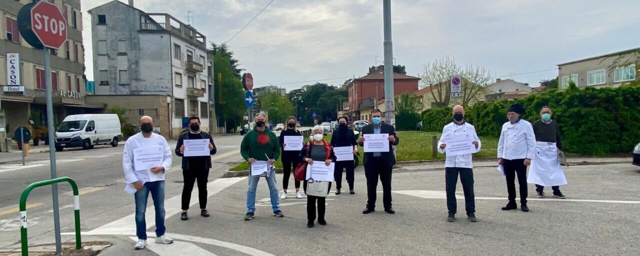Il video e le foto del flash mob degli esercenti che hanno “rallentato” il traffico a Padova