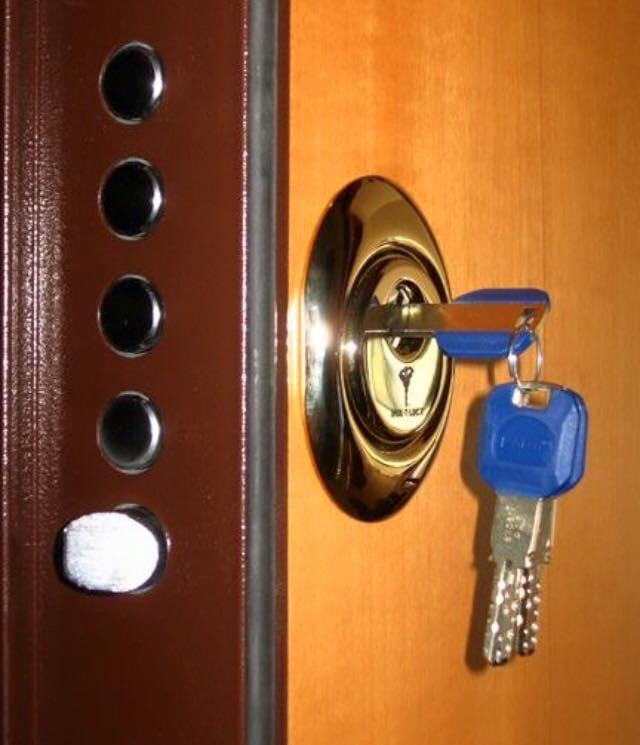 Abbattono la porta a colpi di mazza per rubare, ma il furto in pieno giorno fallisce: arrestati