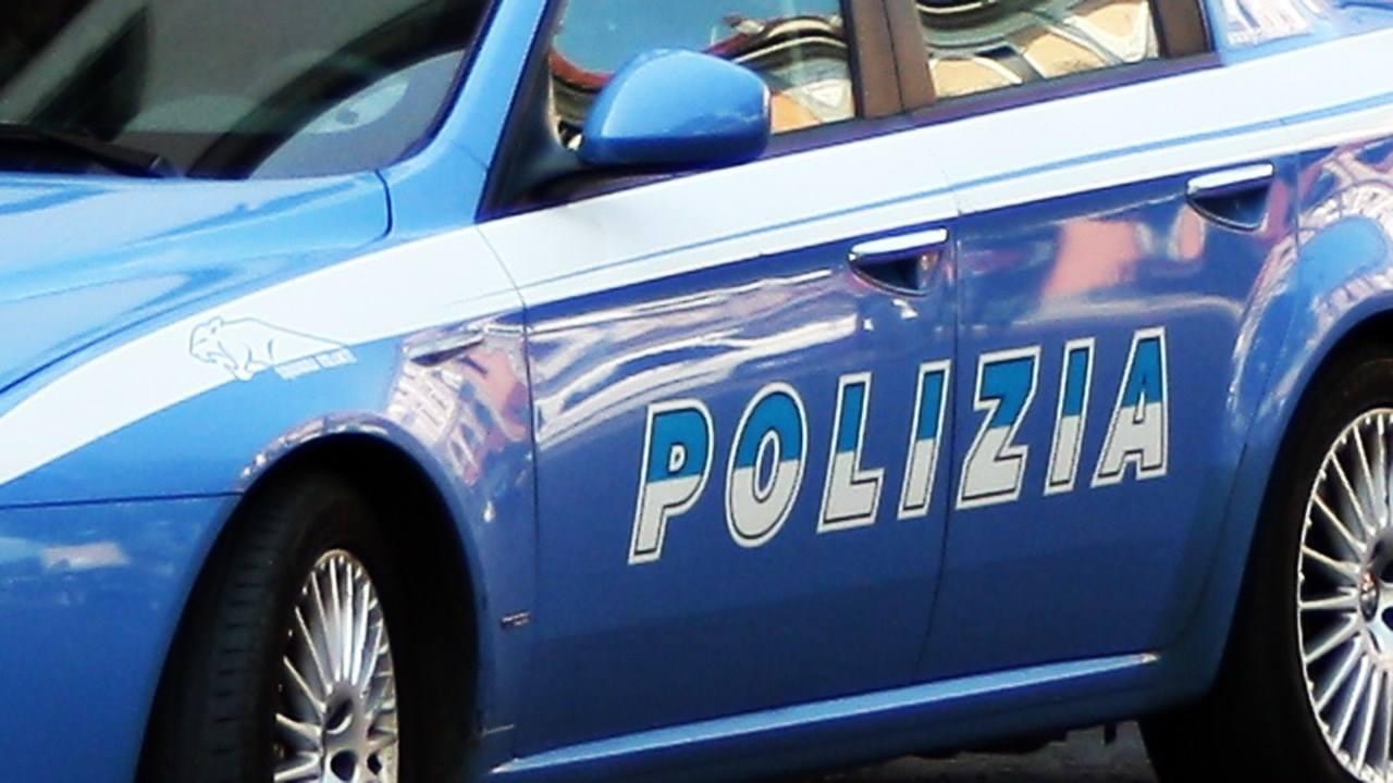 Piazzale della Stazione, minacce col coltello e poi calci e pugni agli agenti: due stranieri arrestati