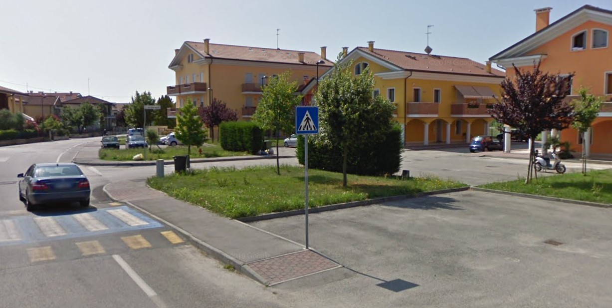 Lui “scarica” la fidanzata e lei si vendica tentando di investirlo con l’auto