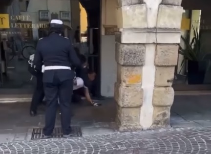 Il controverso video del giovane di colore fermato in centro a Padova