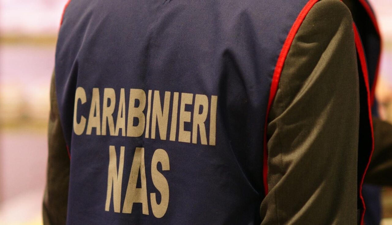 Taroccavano le date di scadenza dei cibi preconfezionati, denunciati i due titolari del negozio di alimentari