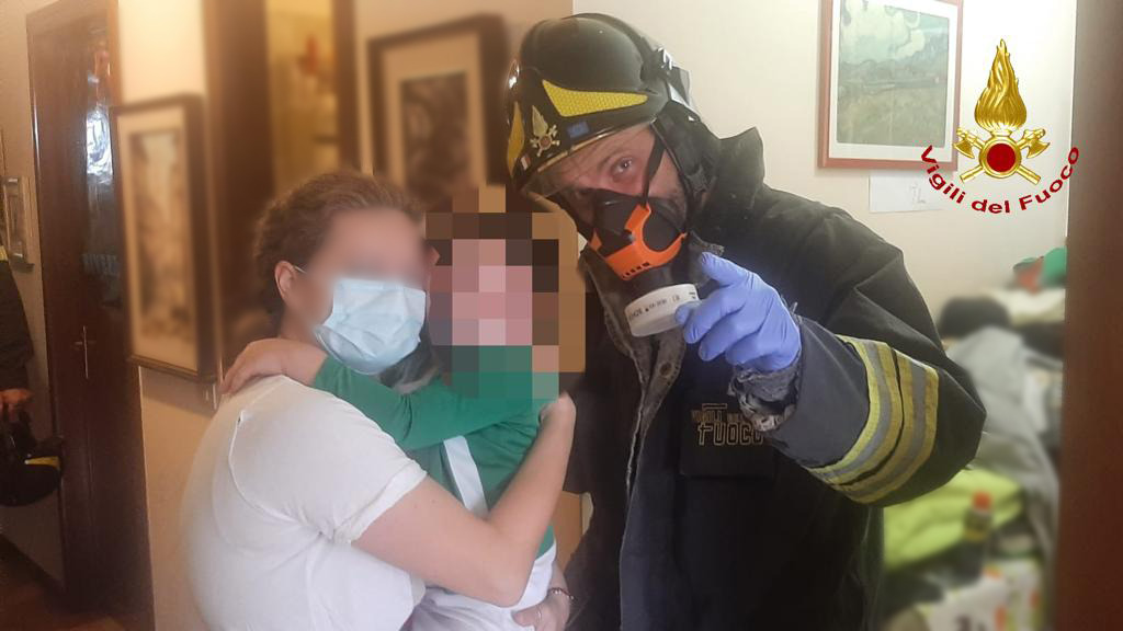 Panico a Padova, bimbo di due anni resta chiuso da solo nella stanza: salvato dai Vigili del fuoco