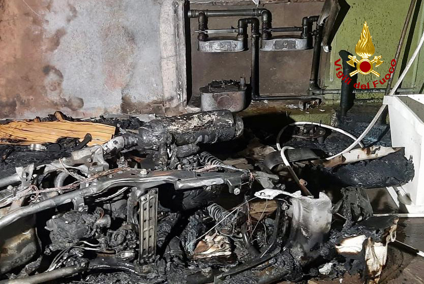 Notte di paura a Saonara per l’incendio partito da un braciere: una persona ustionata