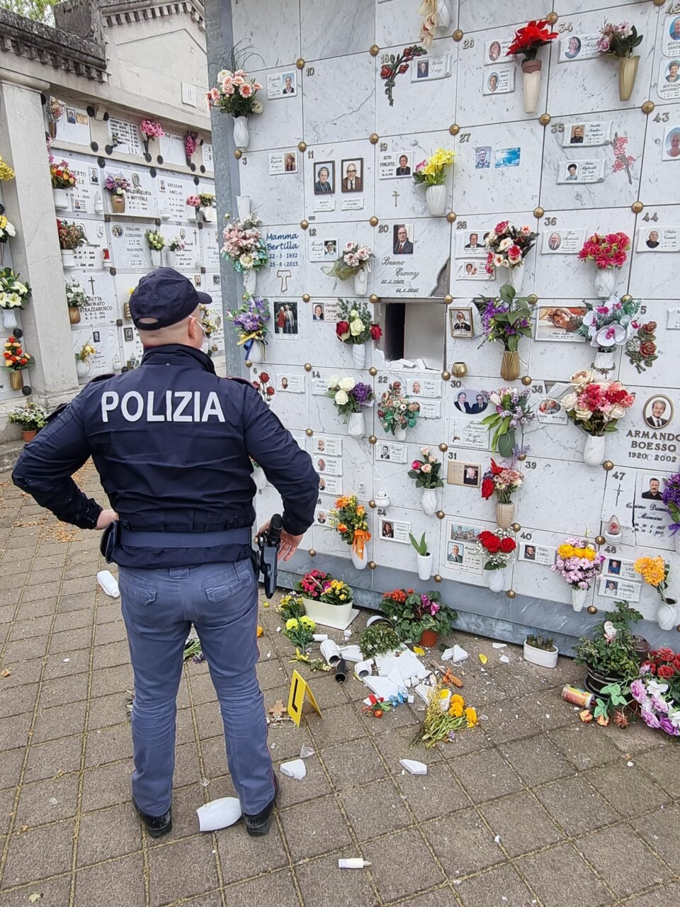 Cimitero dell'Arcella devastato, denunciati quattro giovani padovani: "Volevamo svagarci"