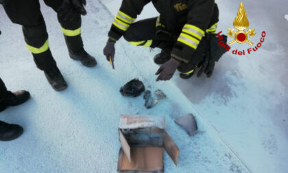 Pacco postale in fiamme al centro di smistamento, scatta l'allarme: era un cortocircuito