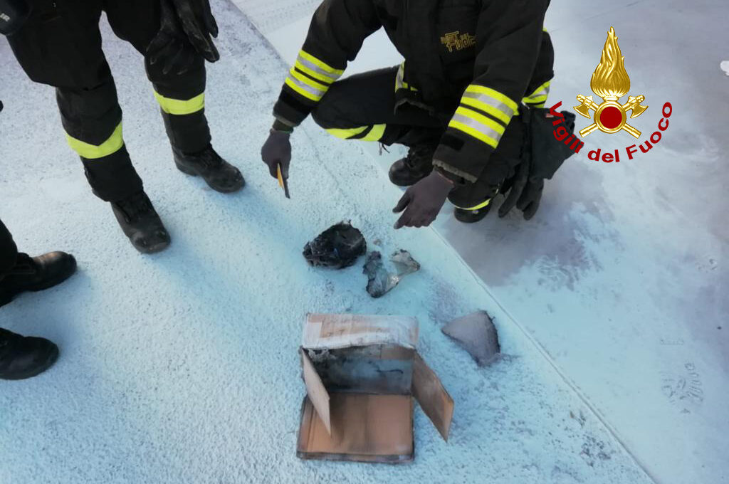 Pacco postale in fiamme al centro di smistamento, scatta l’allarme: era un cortocircuito