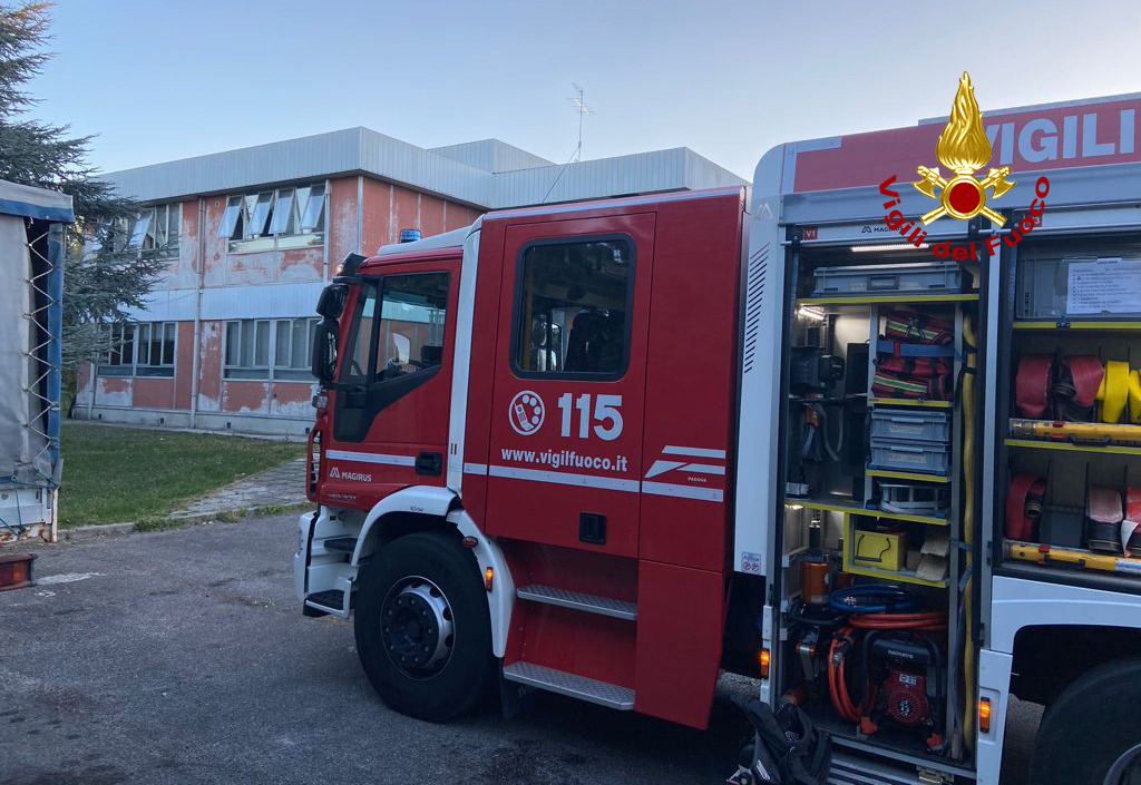 Principio d’incendio all’ex scuola elementare, coperte e cartoni dei senzatetto in fiamme