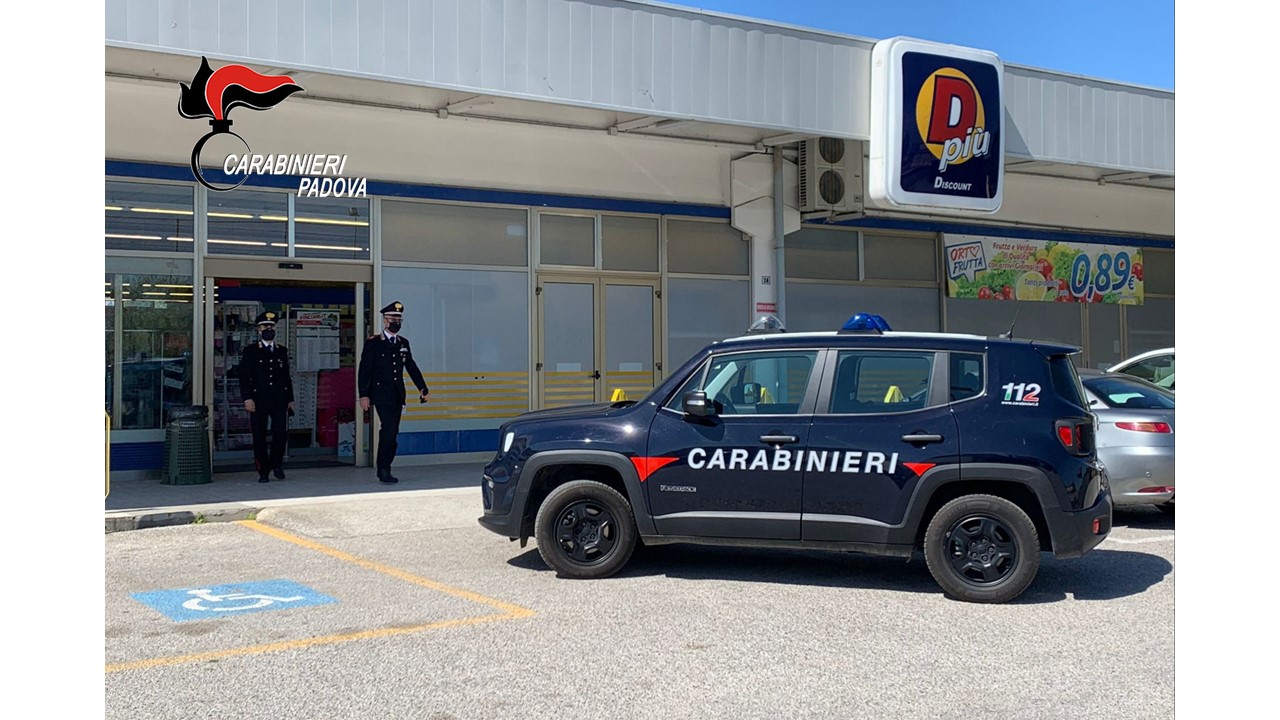 Coltello alla gola della cassiera, paura al DPiù di Cittadella: 30enne denunciato per rapina