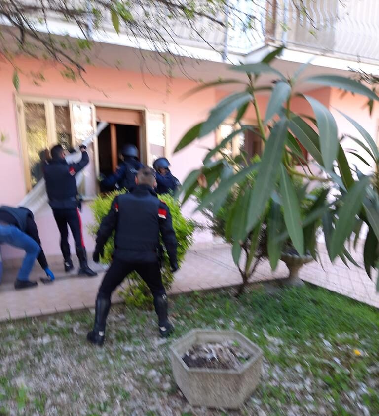 Irruzione delle Forze dell’ordine: il 61enne barricato in casa sedato e portato in ospedale