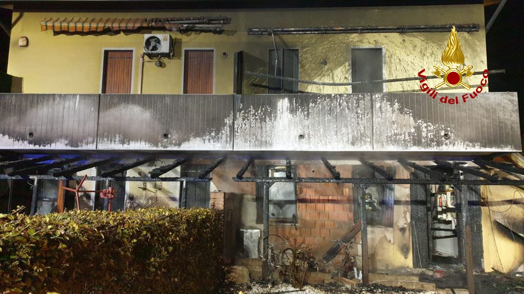 Le foto della tragedia sfiorata ad Agna, brucia il porticato: una persona ustionata