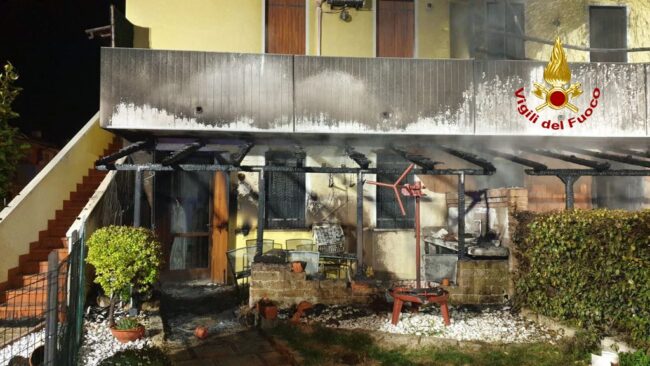Le foto della tragedia sfiorata ad Agna, brucia il porticato: una persona ustionata