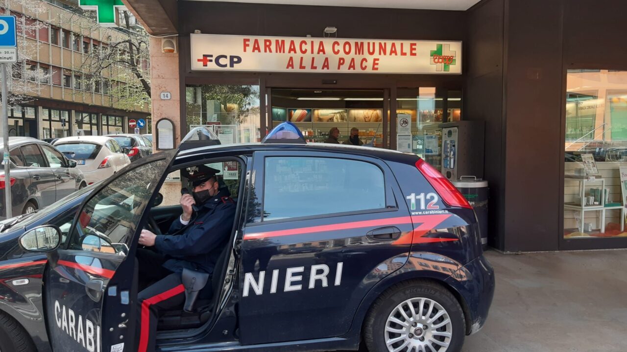 Rapina alla farmacia comunale “Alla Pace”: malvivente fuggito in bici con 100 euro