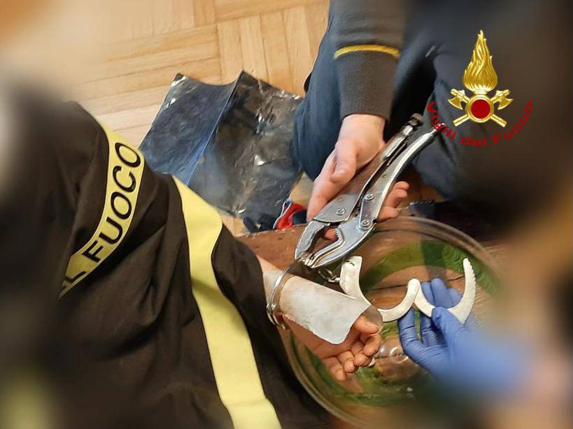 Si “arresta” da solo con le manette giocattolo: bimbo di 8 anni liberato dai Vigili del fuoco