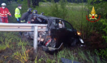 Grave incidente in tangenziale, le foto dell'auto disintegrata nell'impatto col guardrail: 25enne lotta per la vita