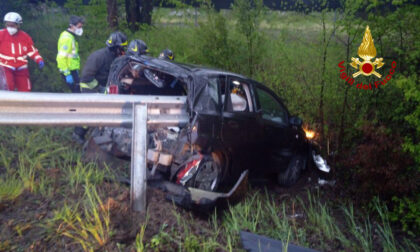 Grave incidente in tangenziale, le foto dell'auto disintegrata nell'impatto col guardrail: 25enne lotta per la vita