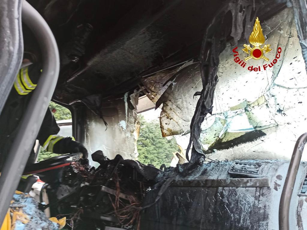 Vigonza, bruciata la cabina di guida del camion: probabile guasto elettrico