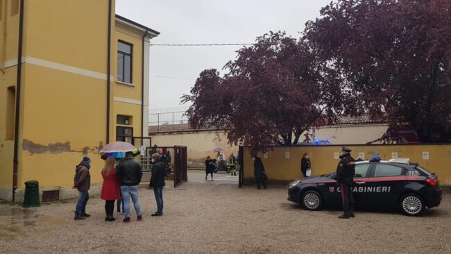 Panico a scuola, alunni e insegnanti accusano misteriosi problemi respiratori con tosse e vomito