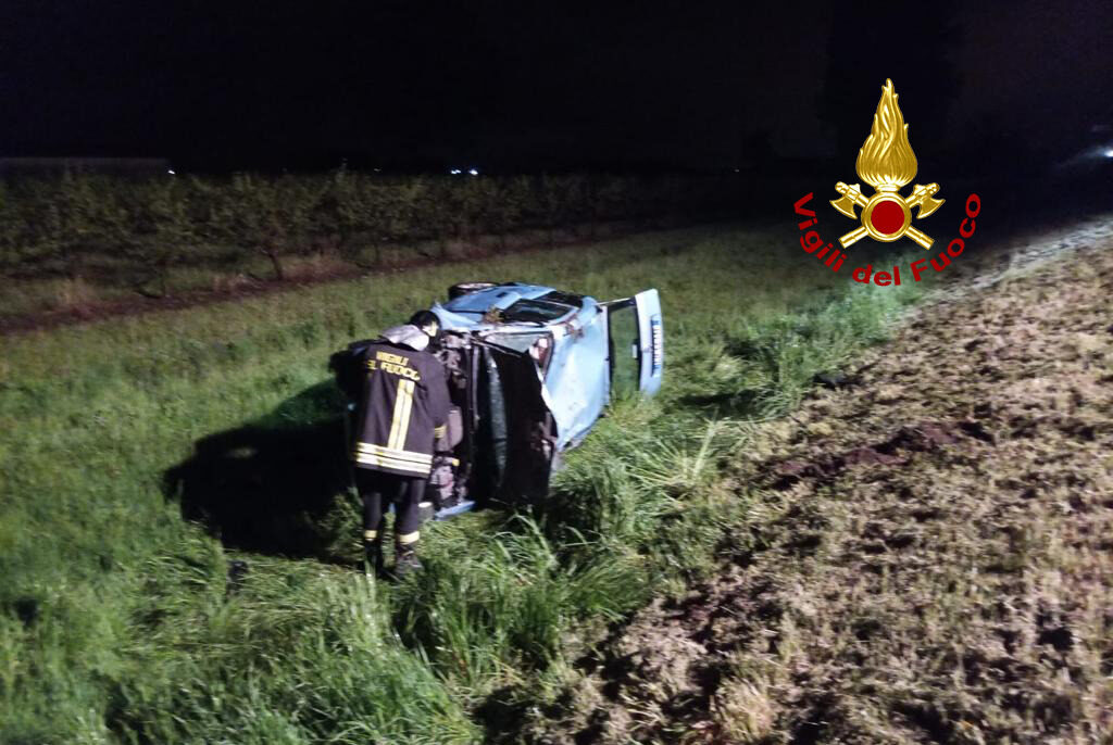 Esce di strada con l’auto e finisce in mezzo ai campi: ferita una 45enne