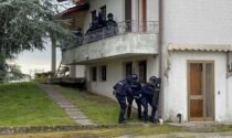 Barricato in casa con la madre malata, video e foto del blitz dei Carabinieri