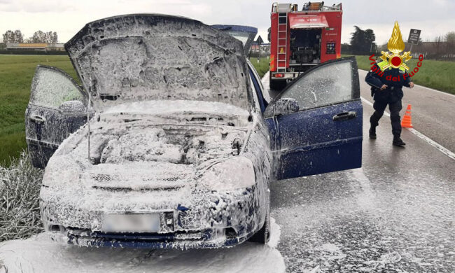 L'auto prende fuoco lungo la provinciale, il guidatore salta giù appena in tempo