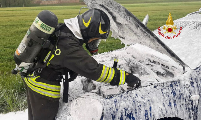 L'auto prende fuoco lungo la provinciale, il guidatore salta giù appena in tempo