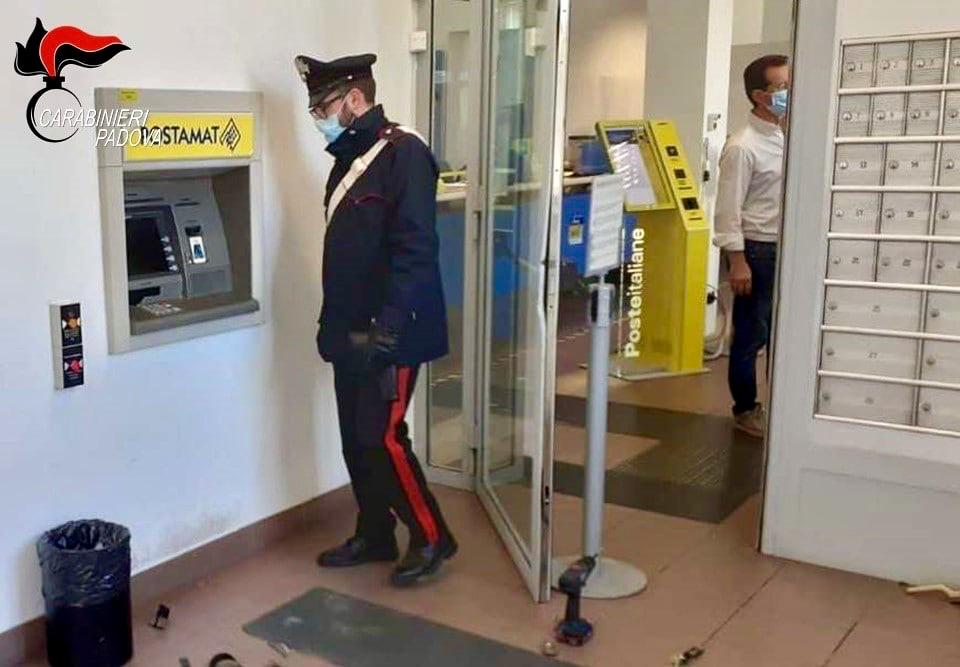 Tentano di far esplodere lo sportello Postamat con la “marmotta” ma restano a mani vuote