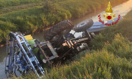 Tragedia a Casale di Scodosia, il trattore si rovescia nel canale: morto un 40enne