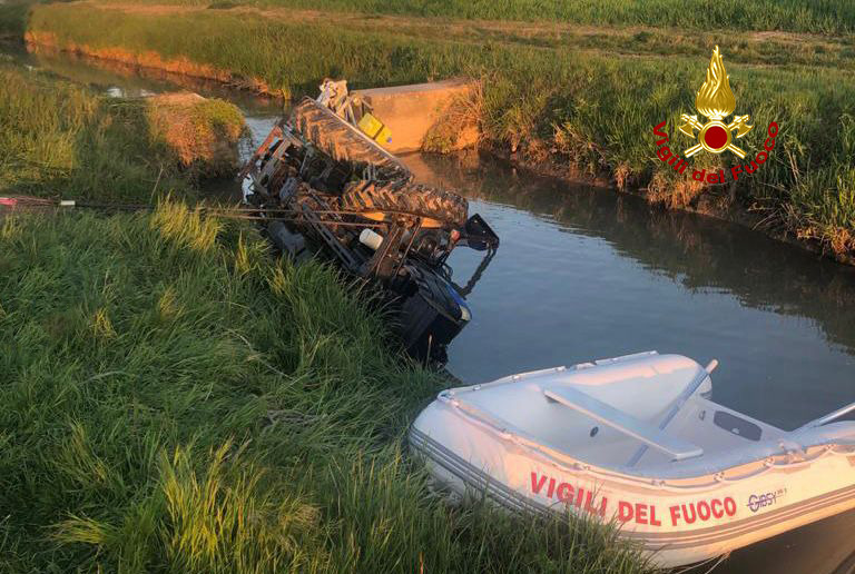 Tragedia a Casale di Scodosia, il trattore si rovescia nel canale: morto giovane uomo