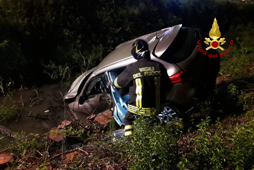 Piove di Sacco, auto finisce nel fosso e si ribalta più volte: un ferito