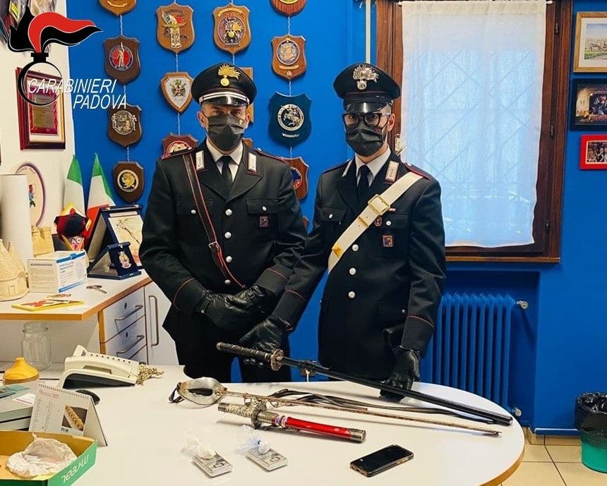 Esce di strada durante l’inseguimento: trovato in possesso di droga, a casa aveva anche una katana