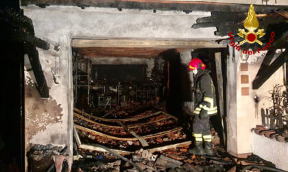 Le foto dell'incendio che ha devastato un garage e una villetta a Teolo