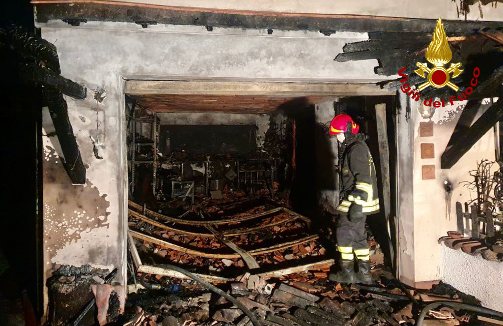 Le foto dell'incendio che ha devastato un garage e una villetta a Teolo
