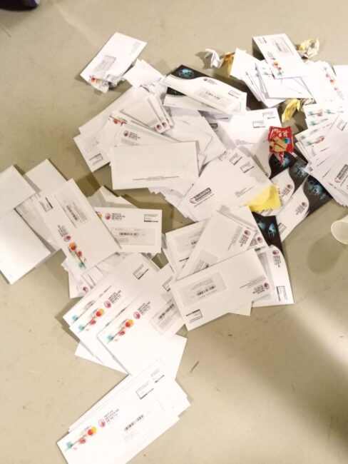 Tentano di rubare bancomat e carte di credito, ma vengono beccati con le mani nel sacco (di immondizia)